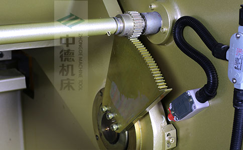 ZDS-832采用高精度刀片間隙調節齒輪，經過淬火高硬度又耐磨，表面鍍鋅不生銹，長年累月使用依然有很高的調節精度.jpg