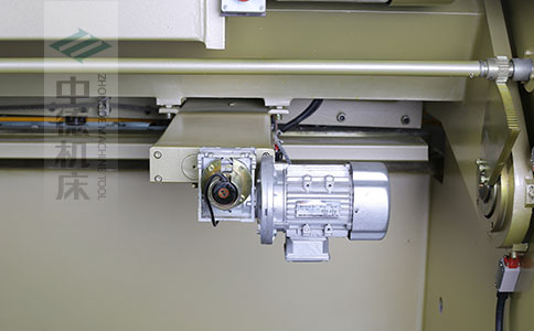 ZDS-832剪板機后檔料結構，平行度高，并采用國內一流品牌軸承，耐磨抗壓壽命長.jpg