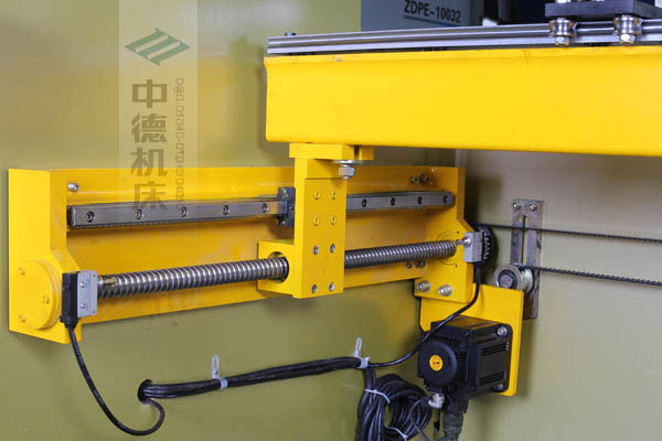 ZDPK-10032X軸配有滾珠絲桿及直線導軌，大功率伺服電機，鋼絲同步帶，能顯著提升X軸定位精度及速度